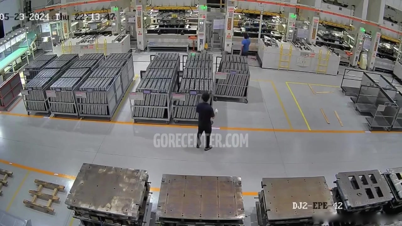 ТБ, руки попали в пресс.