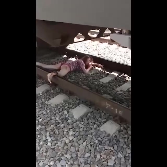 Попала под поезд.