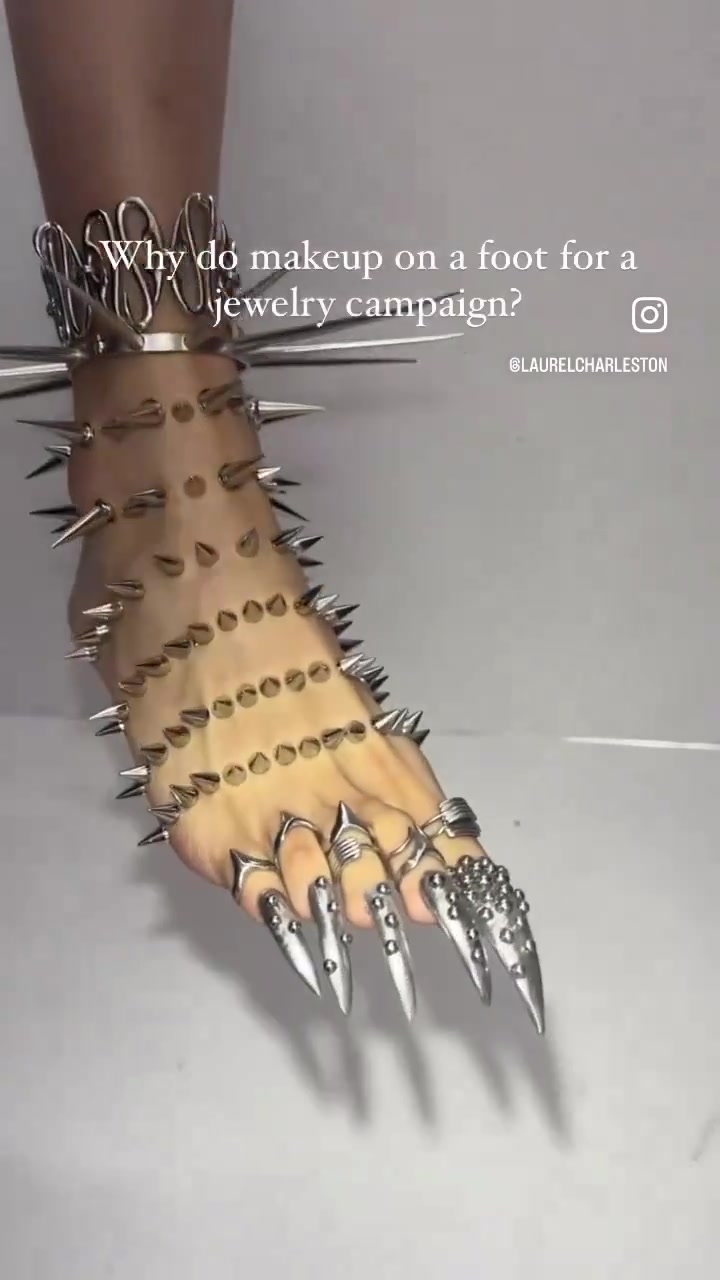 Пирсинг на ноге.