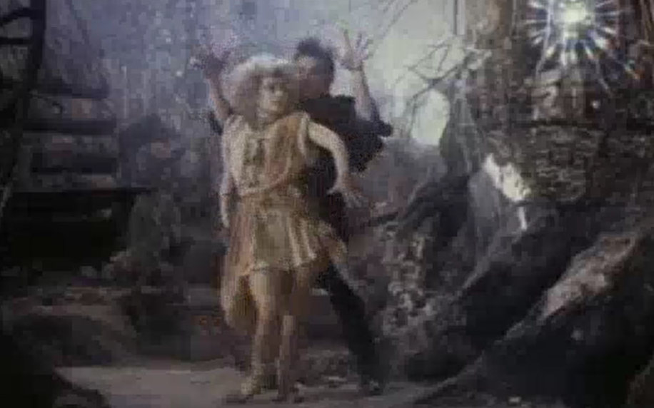 "Она с метлой, он в черной шляпе". Песенка сына Кощея