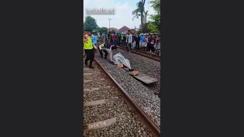 Индонезия под поезд.