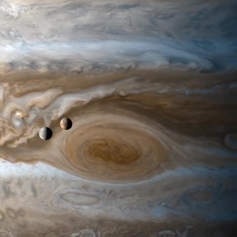 Спутники Европа и Ио, вращающиеся вокруг Юпитера. 